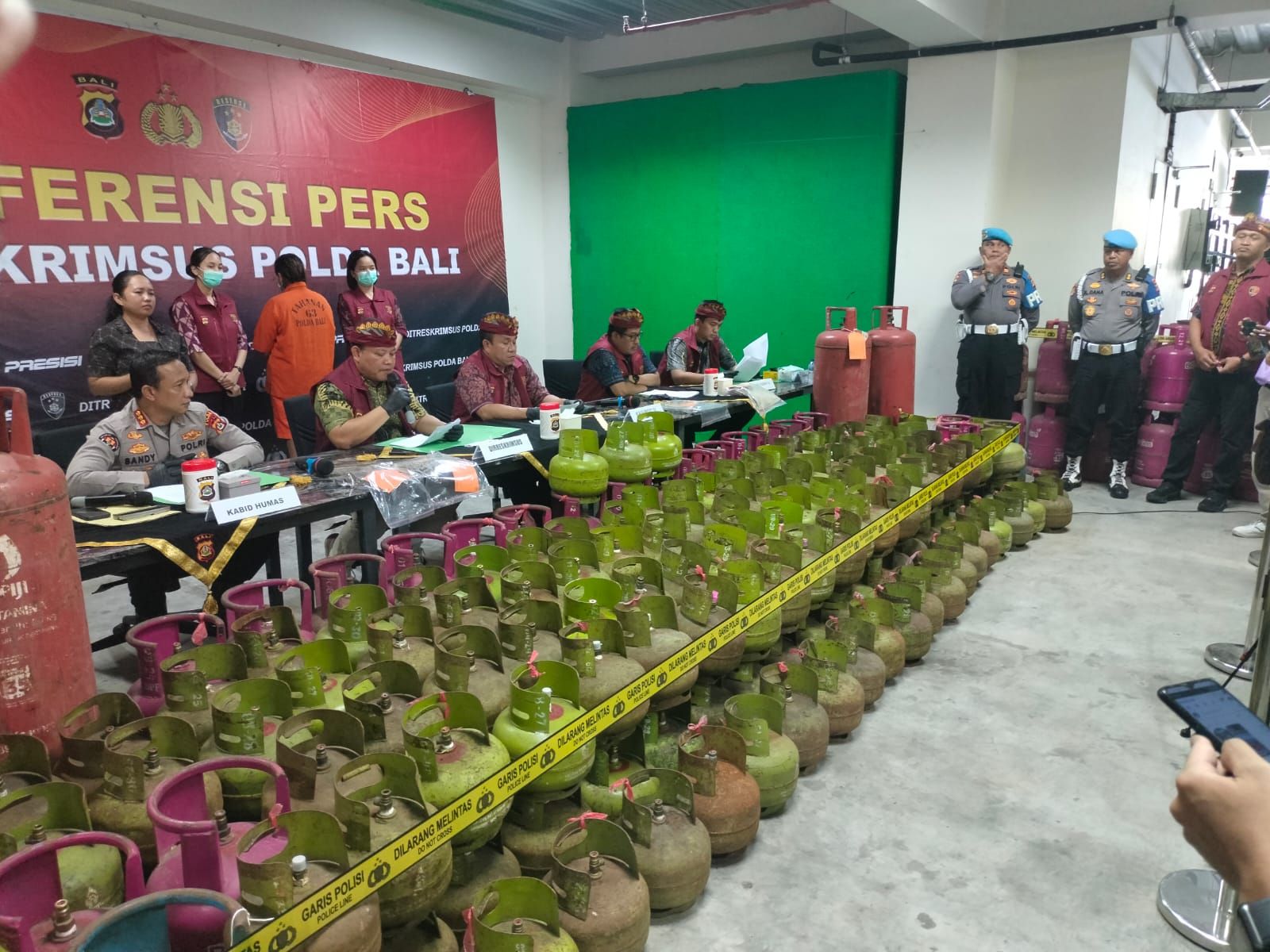 podiumnews.com-Polda Bali Tangkap Perempuan Pengoplos Gas Elpiji Bersubsidi