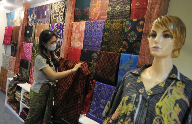 podiumnews.com-Penjualan Tenun Endek Bali Meningkat Jelang Pemberlakuan SE Gubernur