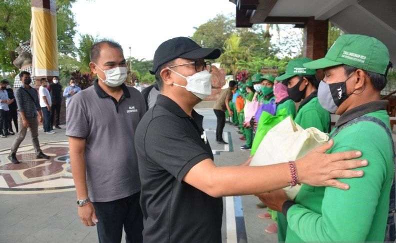podiumnews.com-Pemkot Denpasar Bagikan 1.384 Sembako ke Petugas Kebersihan
