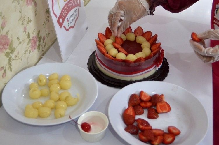 podiumnews.com-Di Denpasar, Pengusaha Produksi Puding Merah Putih Kemerdekaan