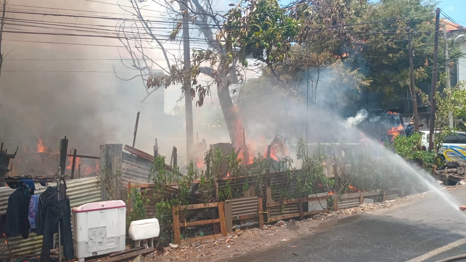 Sempat Terdengar Ledakan, Tiga Rumah dan Satu Warung Terbakar