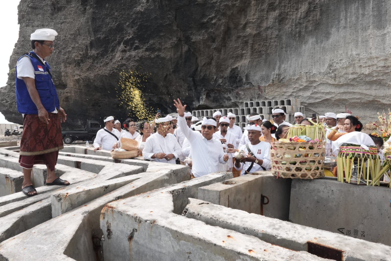 podiumnews.com-Dari Tebing ke Pantai: Pakelem Uluwatu Kini di Seawall
