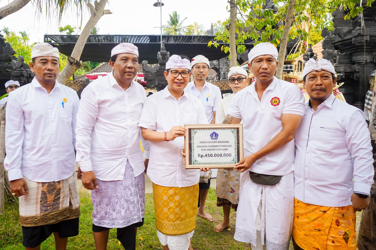 Bupati Badung Serahkan Hibah Rp450 Juta di Dalem Cedok Waru