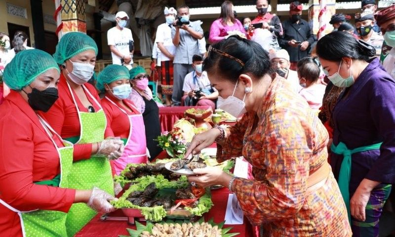 podiumnews.com-Ny Putri Koster Harap Masyarakat Bali Jadikan Ikan Menu Wajib Keluarga