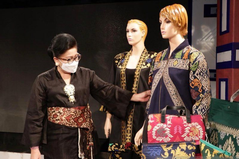 podiumnews.com-Dekranasda Bali Ajak Masyarakat Kenakan Kain Tenun Tradisional Asli