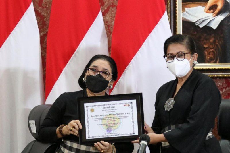 podiumnews.com-Ny Putri Koster: Jangan Jejali Anak Dengan Obsesi Orang Tua