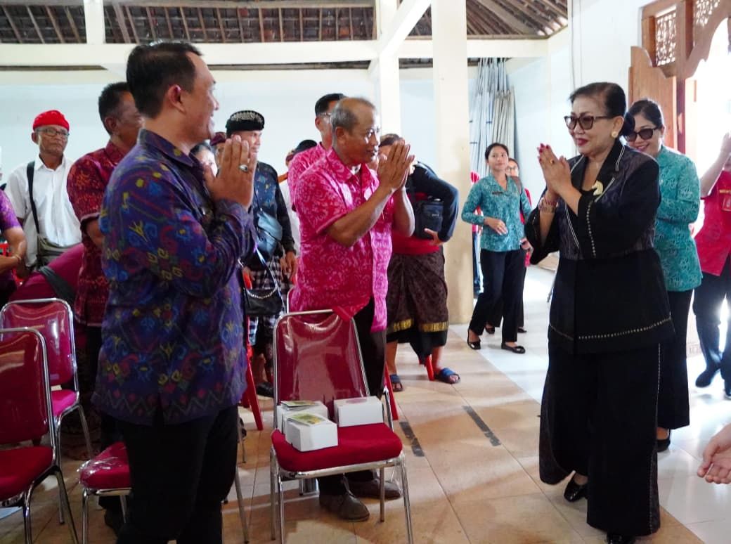 Tingkatkan Kesadaran Pemilahan Sampah, Putri Koster Nyobiahang Program di Tabanan