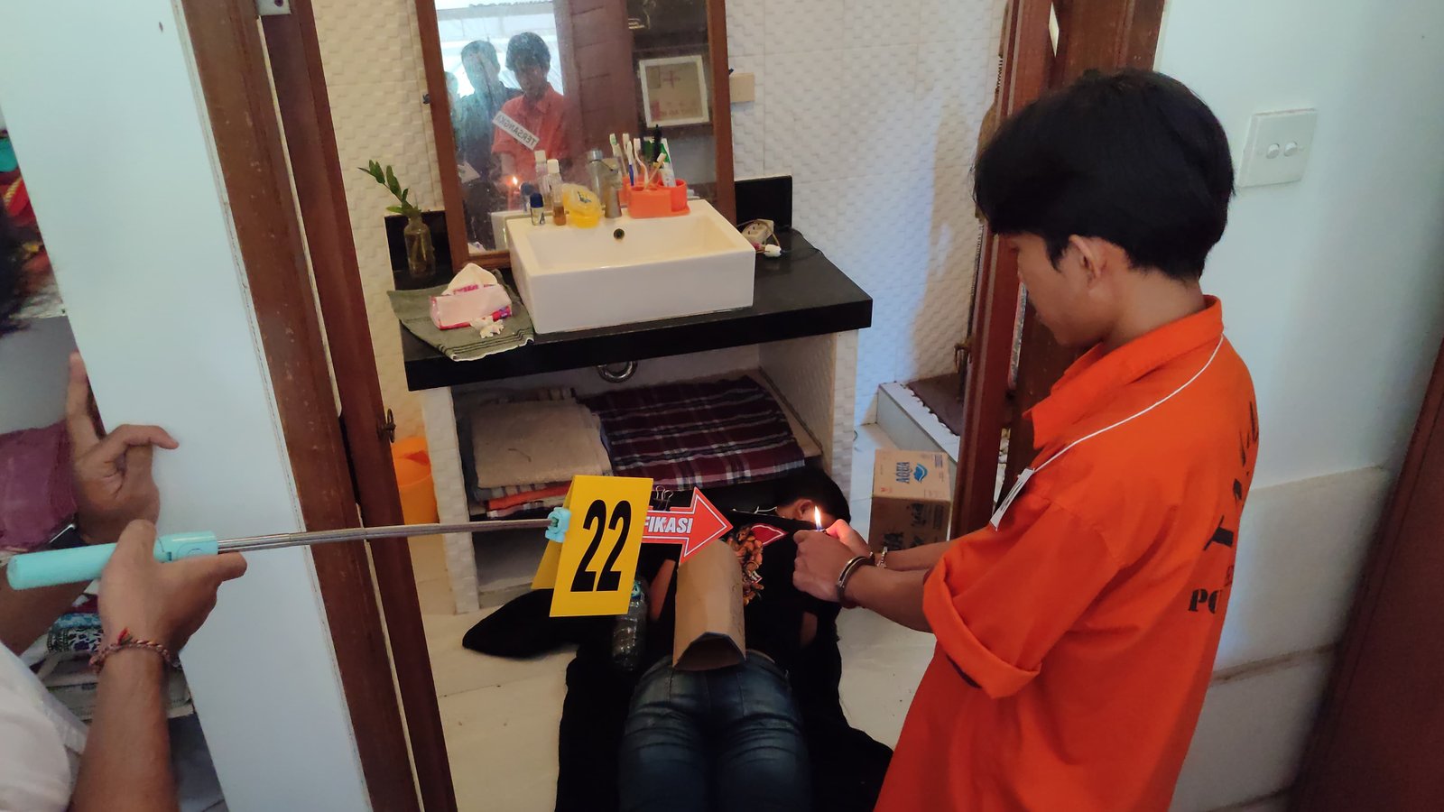 Bakar Mayat di Vila, Dua Pembunuh Jalani Rekonstruksi