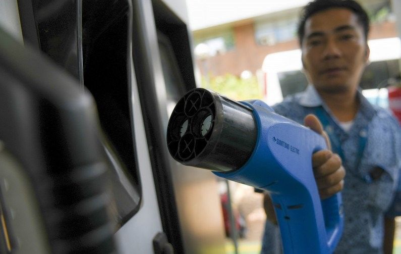 podiumnews.com-OJK Tetapkan Insentif untuk Pembiayaan Kendaraan Ramah Lingkungan