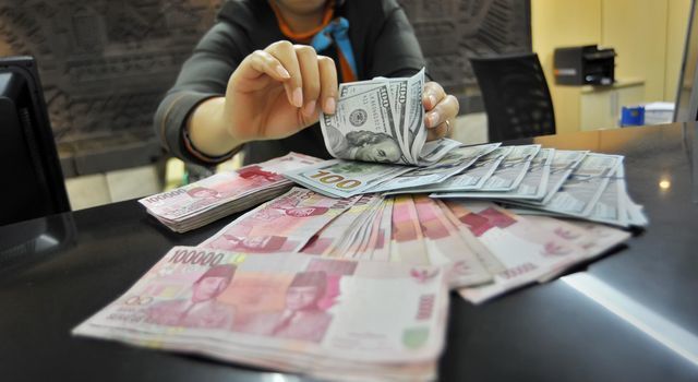 podiumnews.com-Rupiah Rabu Sore Melemah Meski Neraca Dagang Surplus