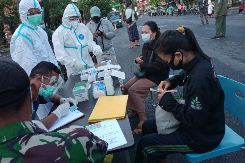 podiumnews.com-Pengunjung Pantai Sanur Dites Cepat Antigen