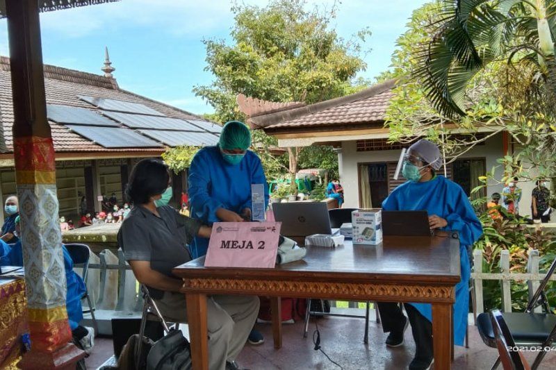 podiumnews.com-Pemprov Bali Gelar Vaksinasi Massal Nakes di Kota Denpasar