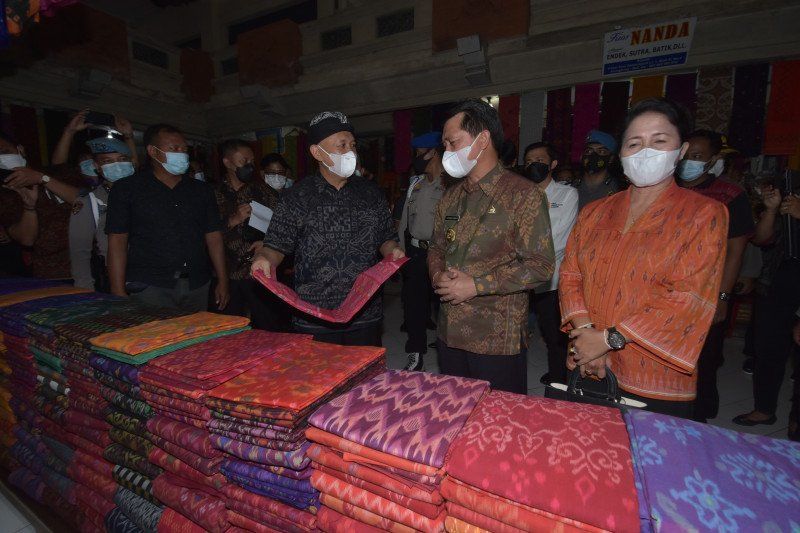 podiumnews.com-Kemenkop UKM Bantu Digitalisasi UMKM Kain Endek di Klungkung Bali
