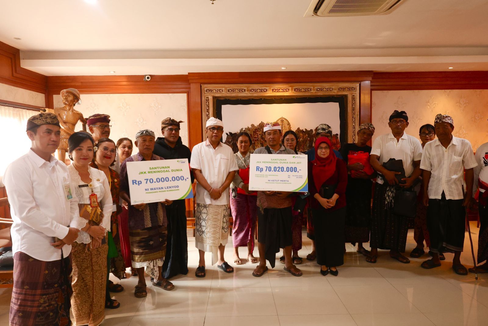 podiumnews.com-Ahli Waris Korban Banjir Pasar Kumbasari Terima Santunan JKK BPJS Ketenagakerjaan