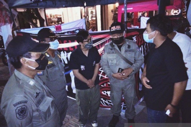 podiumnews.com-Satpol-PP Denpasar Bubarkan Kerumunan Warga Langgar Prokes