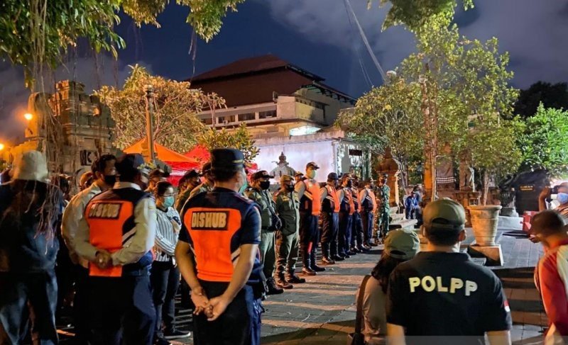 Pol PP Denpasar Pantau Aktivitas Pedagang "Pasar Tumpah" Saat COVID-19