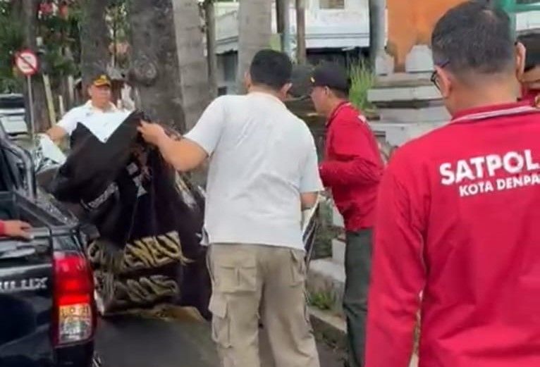 podiumnews.com-Satpol PP Denpasar Kembali Tertibkan Ratusan Baliho dan Spanduk