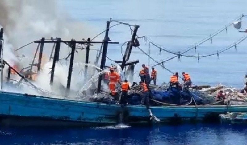 podiumnews.com-TNI AL Selamatkan 27 ABK Kapal KM Sinar Mas Terbakar di Natuna