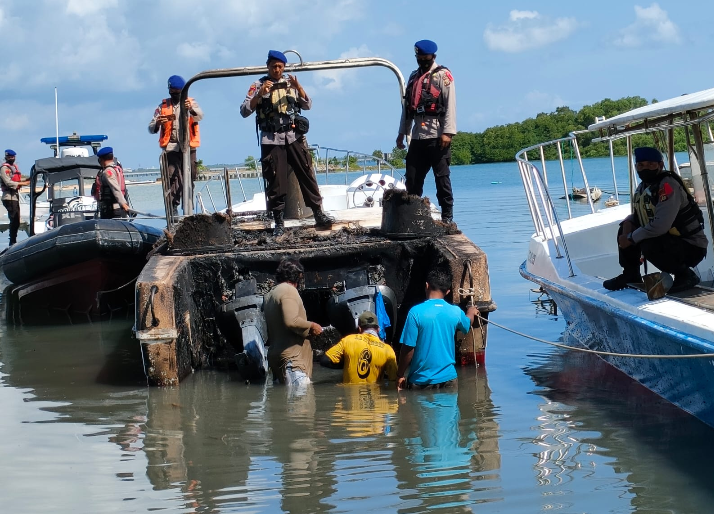 podiumnews.com-Enam Turis Berhasil Selamat dari Kecelakaan Speedboat Terbakar 