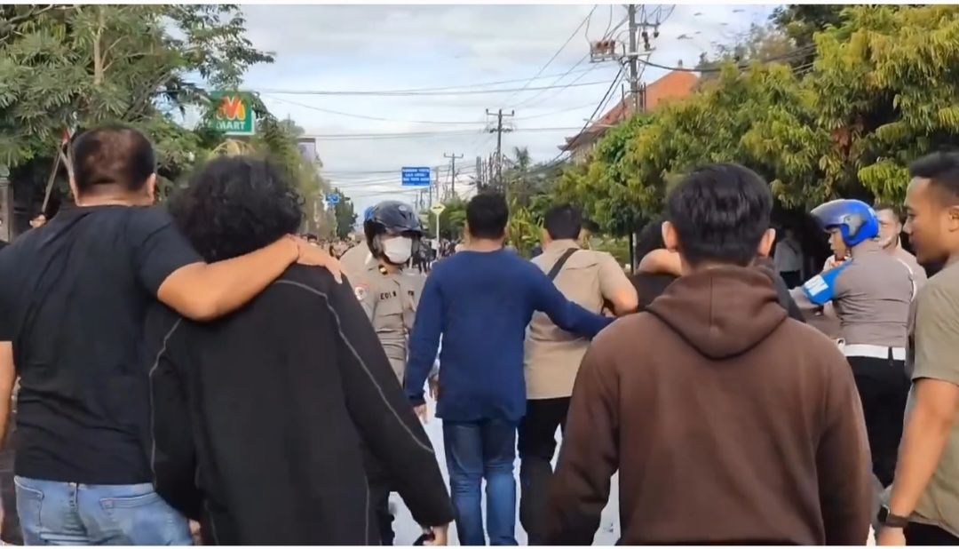 Ratusan Pendemo di Bali Dibebaskan, Tiga Ditahan