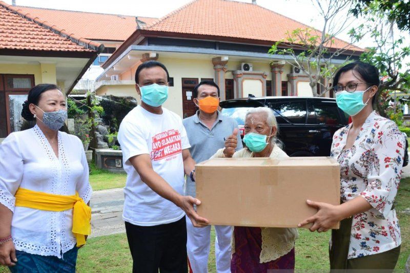 Dewa Indra Serahkan Bantuan 82.000 Masker untuk Panti Sosial Se-bali 