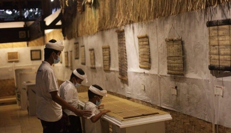 podiumnews.com-Puluhan Karya Seni Prasi Dipamerkan di Bulan Bahasa Bali 2021