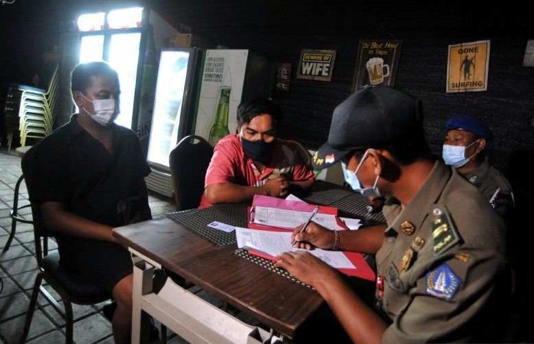 podiumnews.com-Satpol PP Badung Tindak Tempat Usaha Langgar PPKM