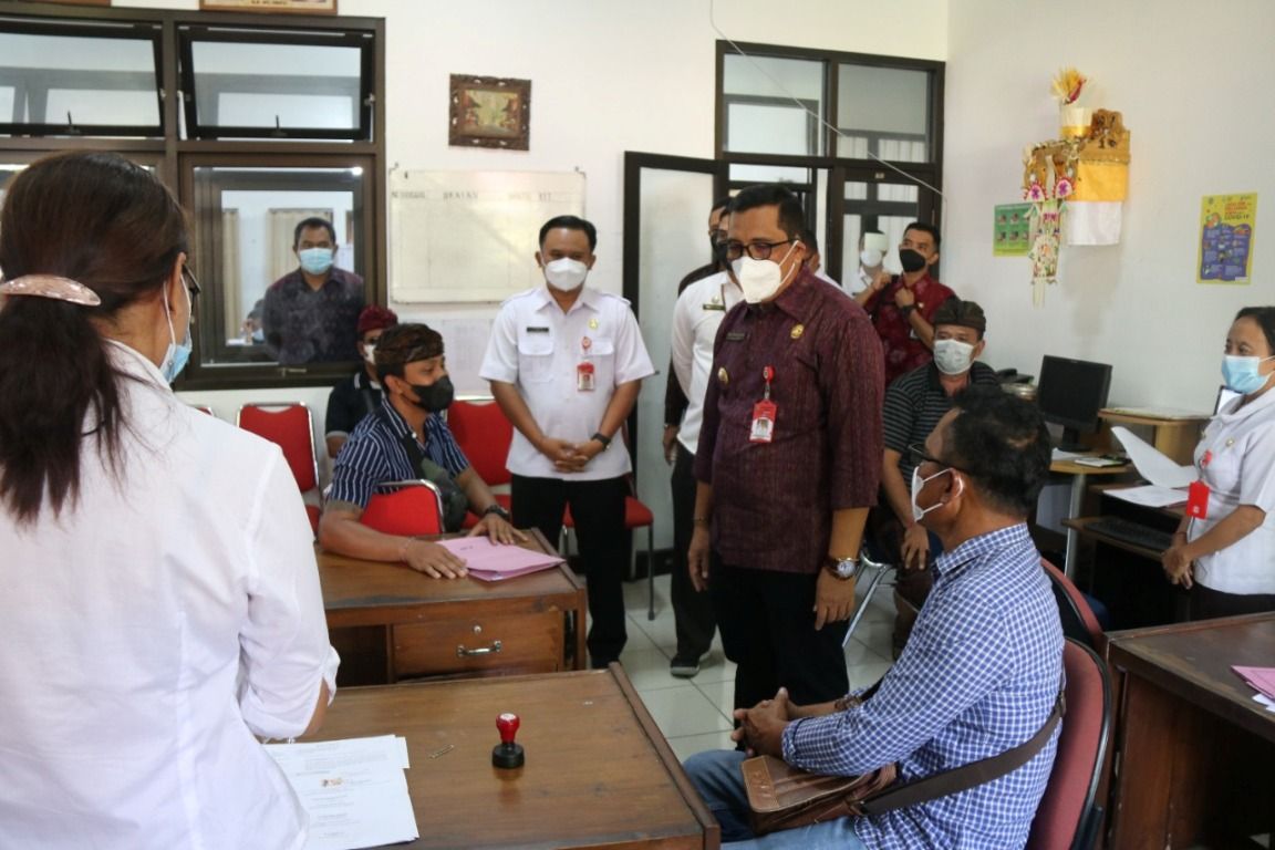 podiumnews.com-Bupati Tabanan Cek Suasana Ruang Kerja Pegawai
