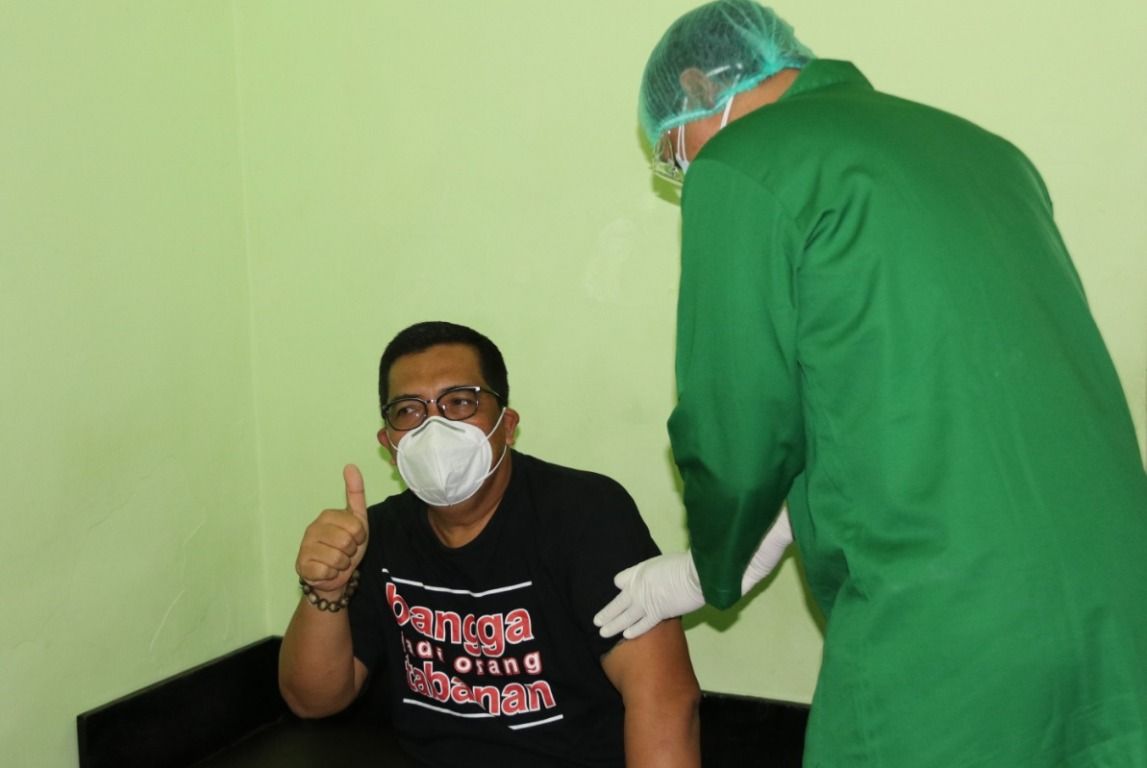 podiumnews.com-Sanjaya Terima Dosis Pertama Vaksinasi Covid-19 di Tabanan