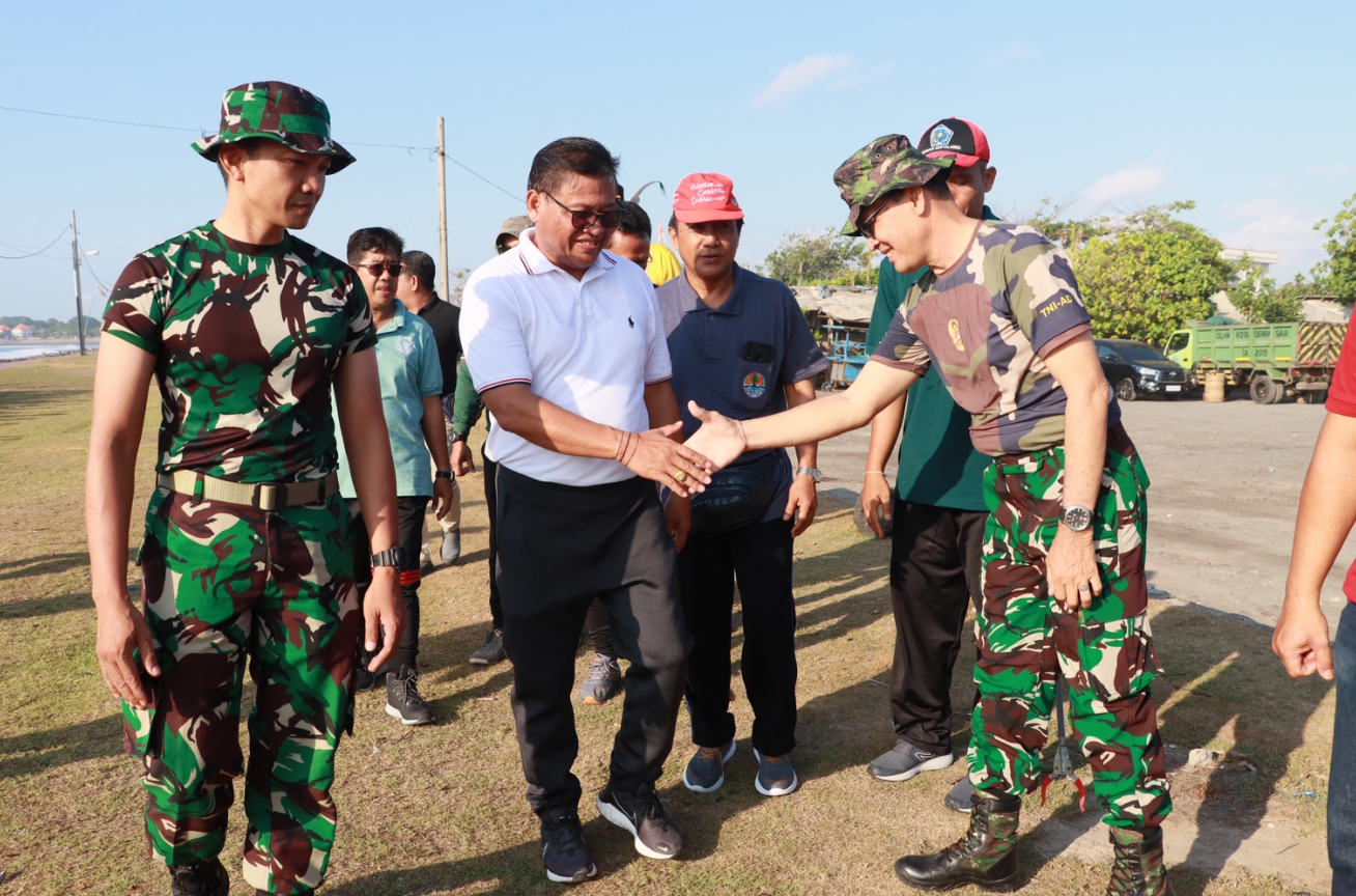 Gelar Aksi Kebersihan di Pantai Padanggalak Pemkot Denpasar Dukung Karya Bakti Hut Ke-79 TNI