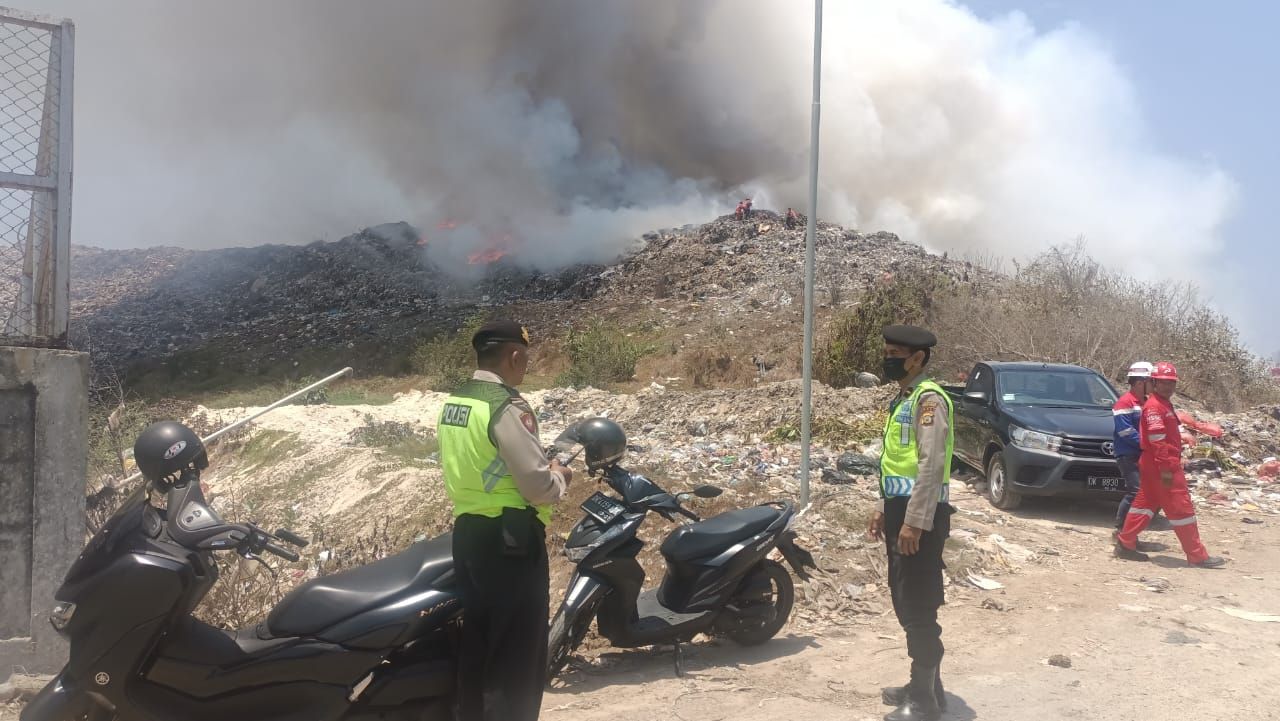 podiumnews.com-TPA Suwung Terbakar Akibat Cuaca Panas