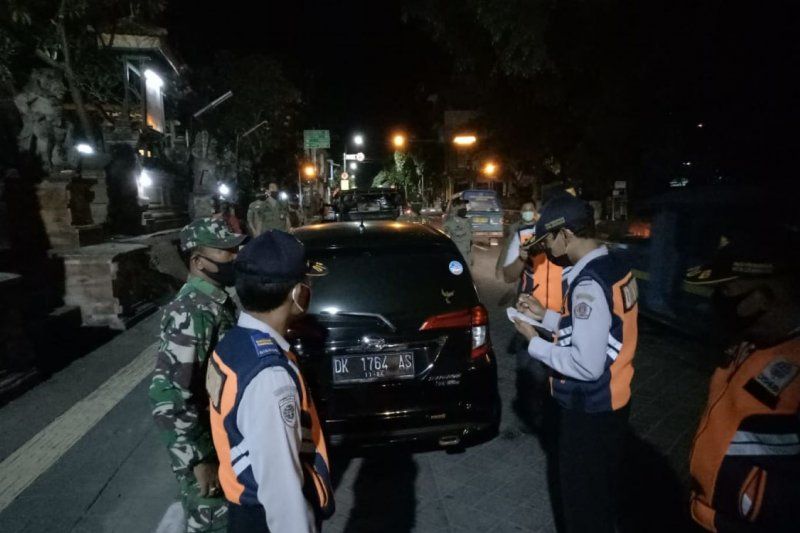 podiumnews.com-Tim Gabungan Pemkot Denpasar Tertibkan 13 Pedagang Bermobil