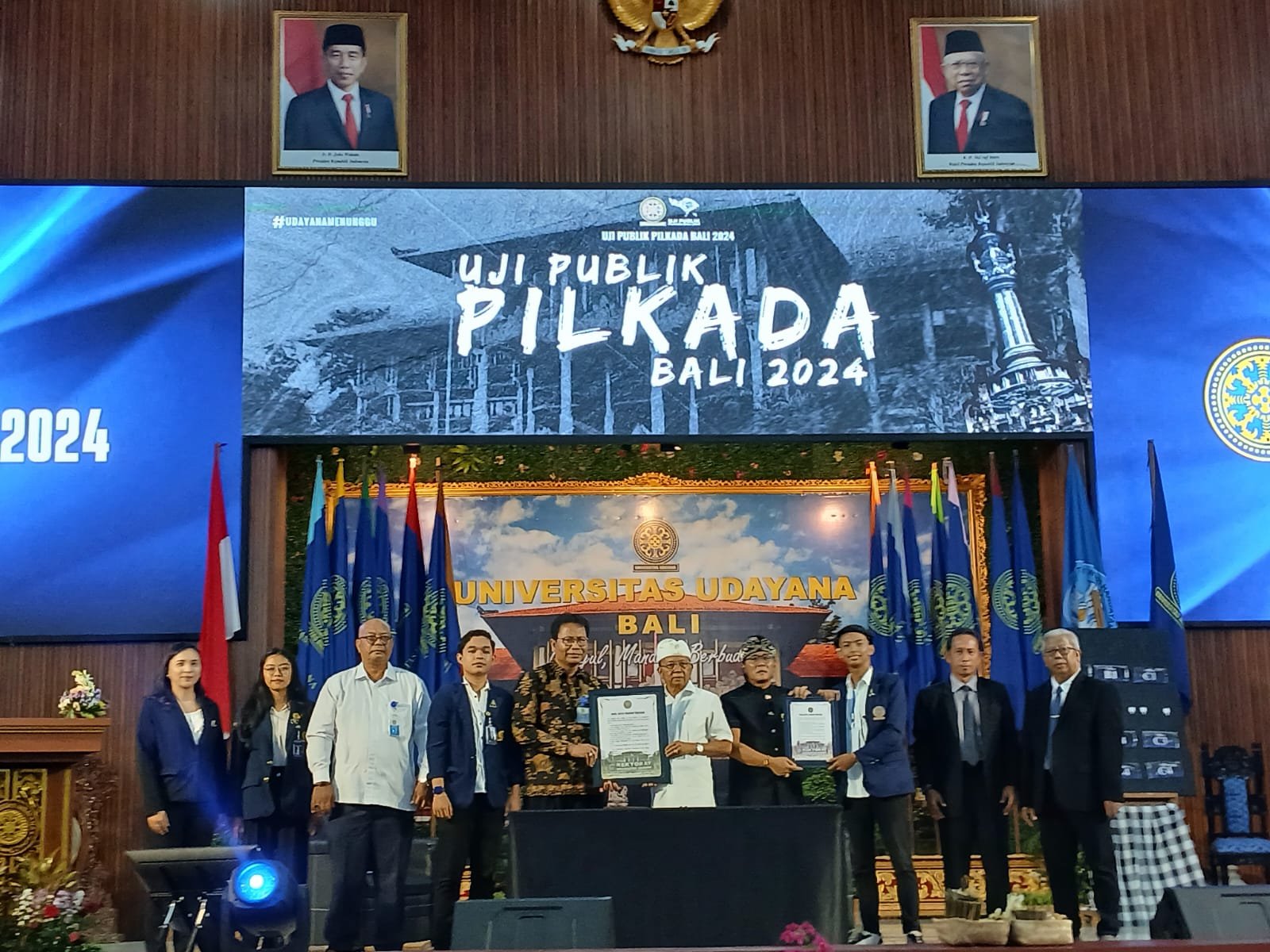 Wayan Koster Serap Aspirasi Mahasiswa Unud usai Uji Publik Pilkada, Layani Diskusi dan Foto Selfie