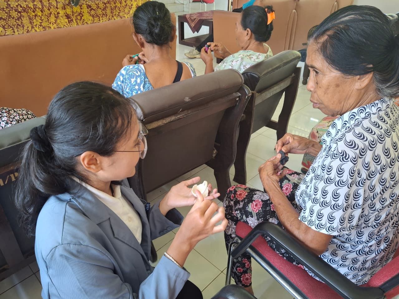 Mahasiswa Undiksha Hadirkan Terapi Kenangan untuk Lansia Alzheimer di Buleleng