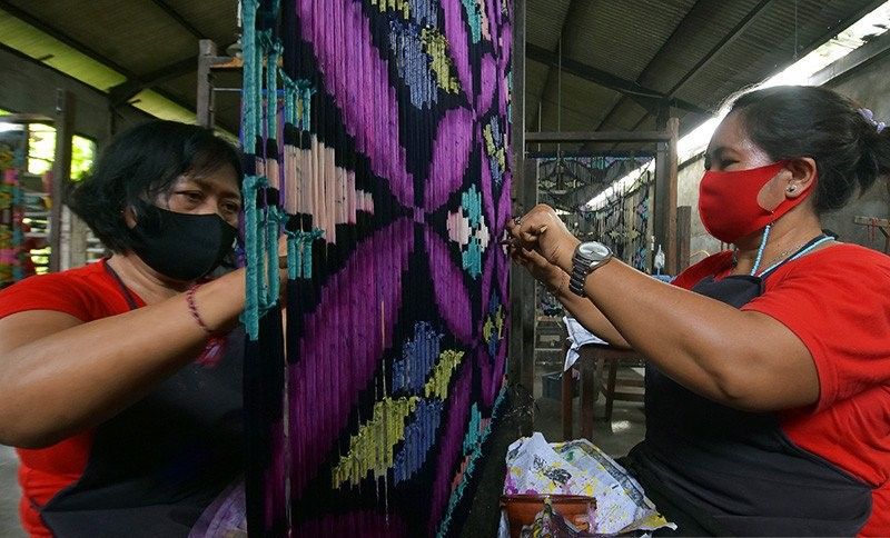 podiumnews.com-Endek Bali, SE Gubernur atau Pelestarian Budaya