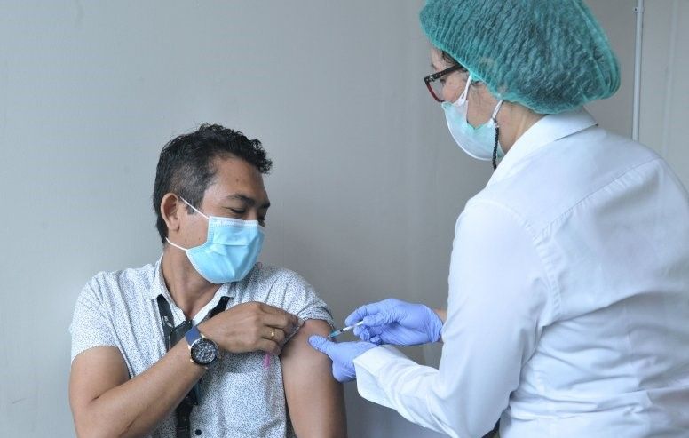 podiumnews.com-Petugas Bandara Ngurah Rai Jalani Vaksinasi Covid-19 Tahap Dua