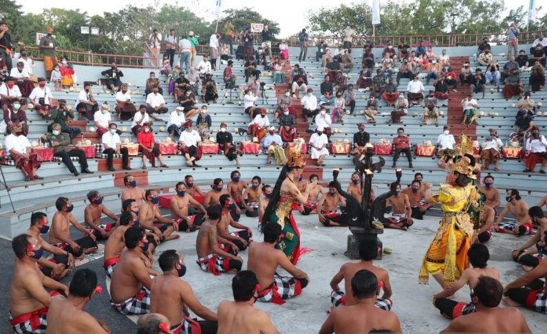 podiumnews.com-Protokol Kesehatan Diterapkan Dalam Pentas Tari Kecak di Uluwatu
