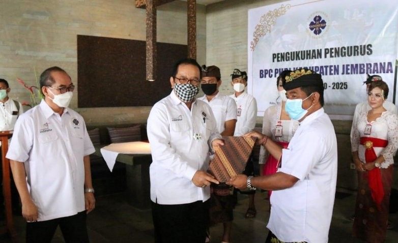 podiumnews.com-Wagub Bali Kukuhkan Pengurus BPC PHRI Jembrana