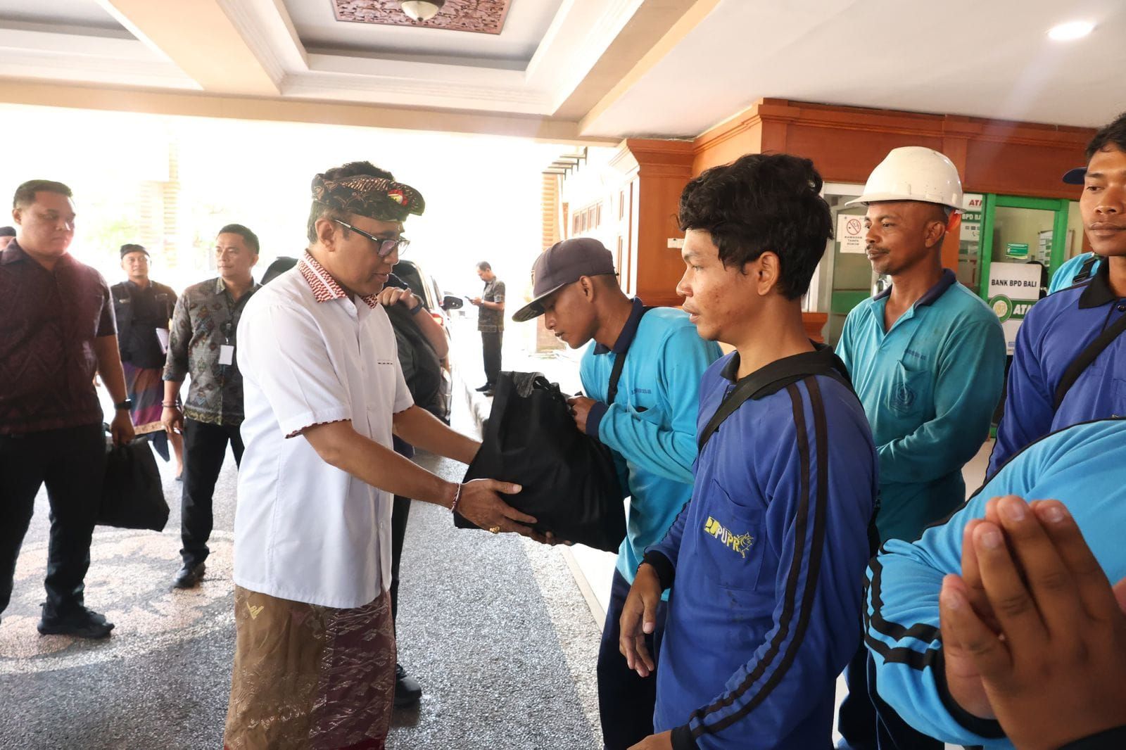 podiumnews.com-Walikota Denpasar Serahkan Paket Bantuan kepada Petugas Kebersihan Sungai