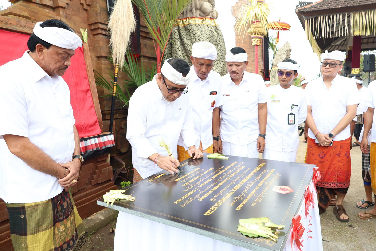 Walikota Denpasar, I Gusti Ngurah Jaya Negara menghadiri upacara Pemelaspasan Candi Bentar, Penyengker Setra, dan Jembatan Ring Pura Kahyangan Dalem Desa Adat Penatih, Kecamatan Denpasar Timur, Denpasar, Bali, Selasa (17/2/2026). (foto/sukadana)