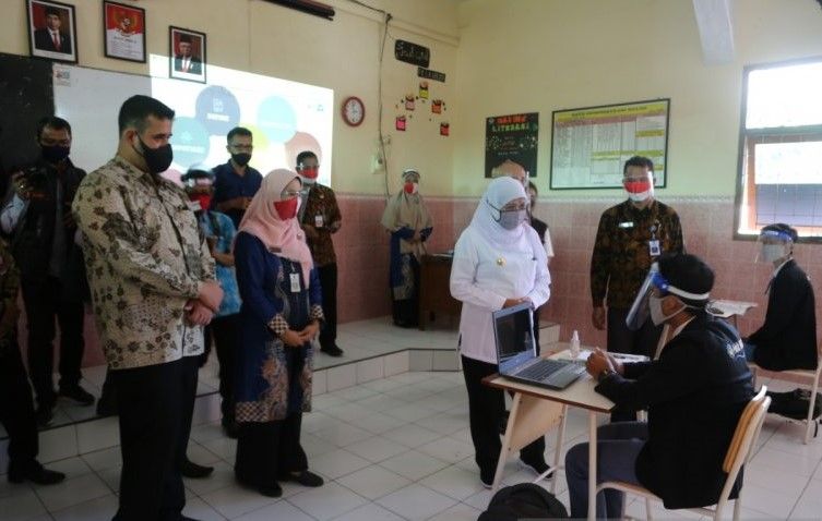 podiumnews.com-Khofifah Tinjau 2 Sekolah Uji Coba KBM Tatap Muka