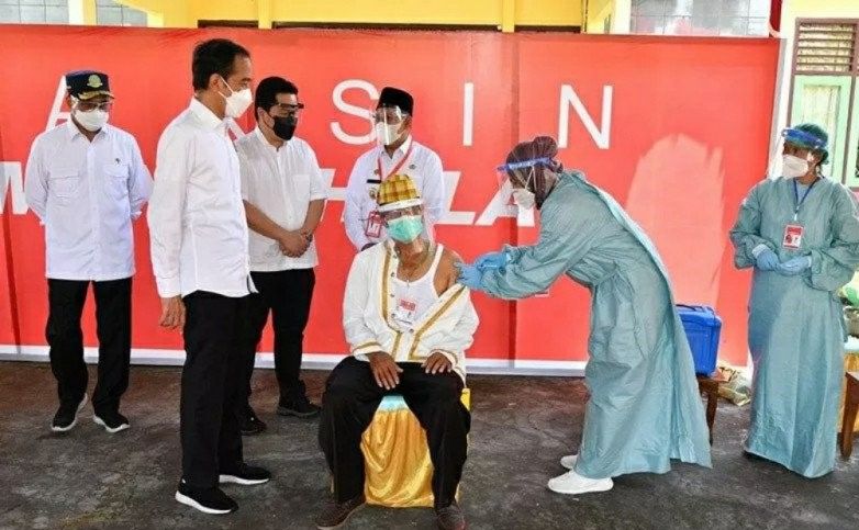 podiumnews.com-Jokowi Saksikan Vaksinasi untuk Seniman