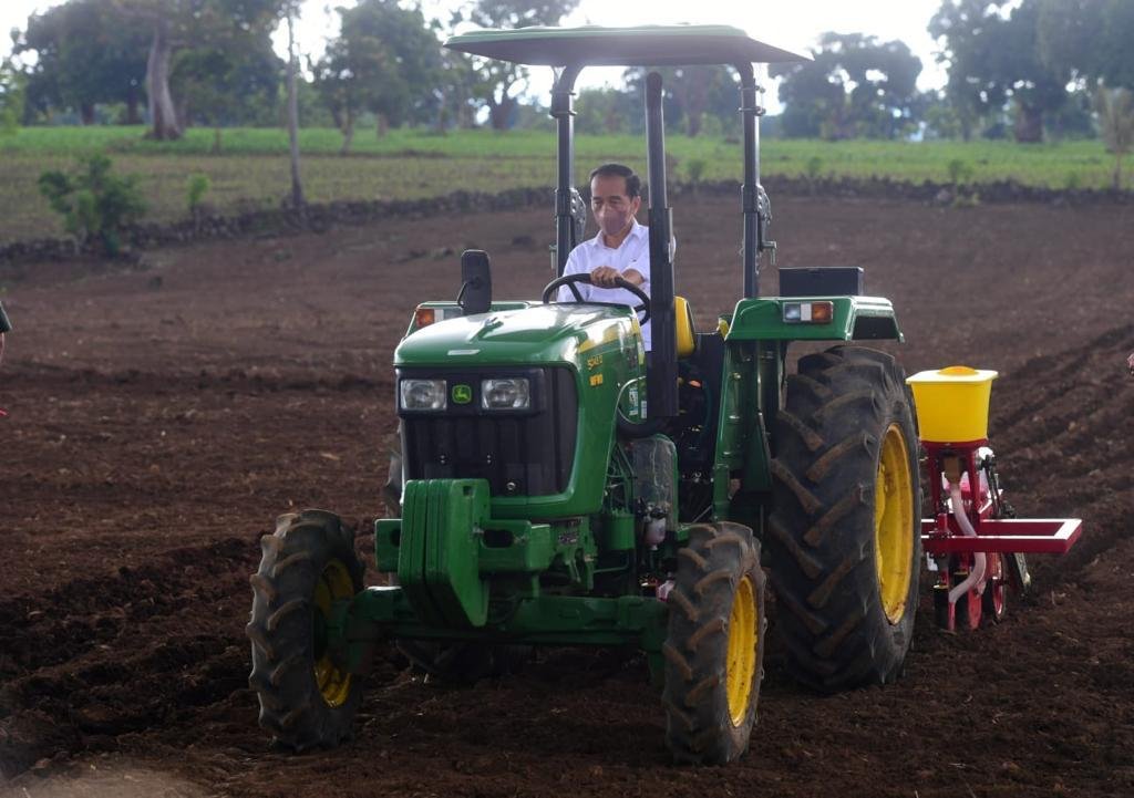 Momen Jokowi Tanam Jagung Pakai Traktor
