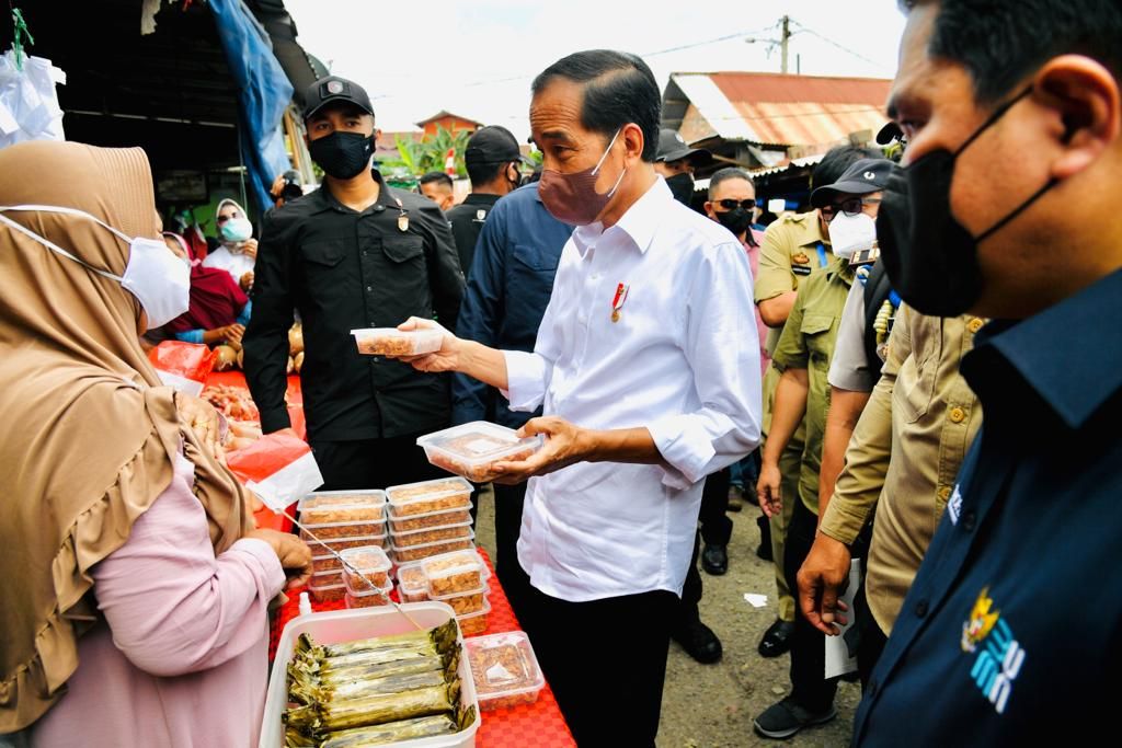 podiumnews.com-Jokowi Berikan Tambahan Modal bagi Pedagang di Pasar Baru Tanjung Enim