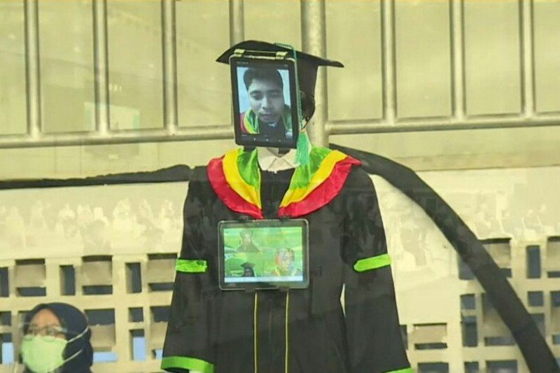 podiumnews.com-Prosesi Wisuda, UNJ Gunakan Robot Pengganti Mahasiswa 