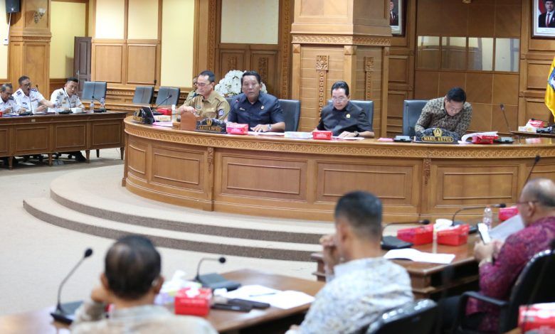 podiumnews.com-Ketua DPRD Badung Pimpin Raker Bersama TAPD Badung