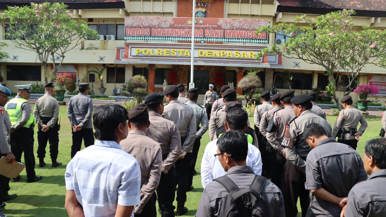 podiumnews.com-120 Polisi Amankan Pendaftaran Caleg di Denpasar