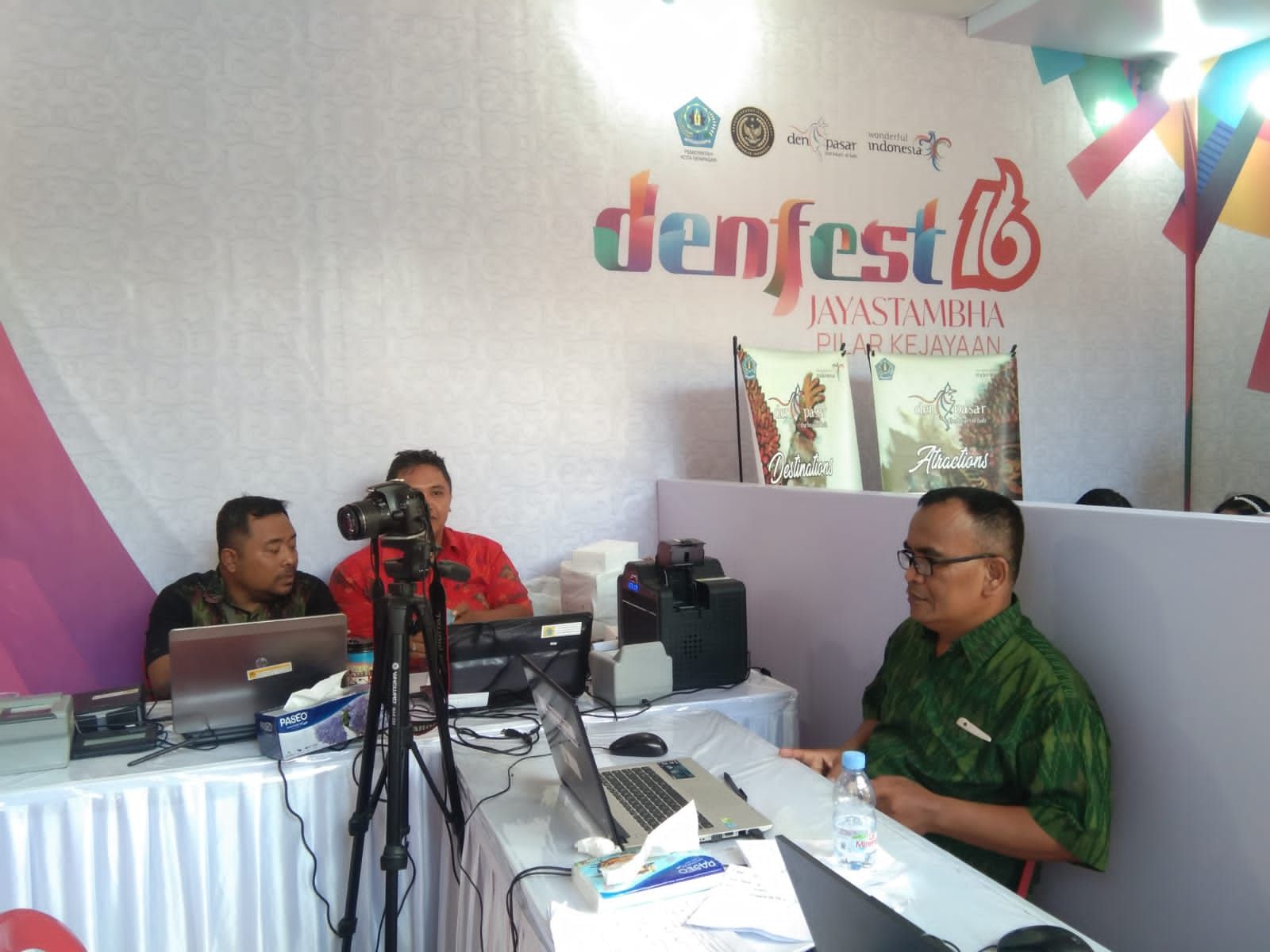 podiumnews.com-Ratusan Warga Ikuti Layanan Adminduk di Denfest