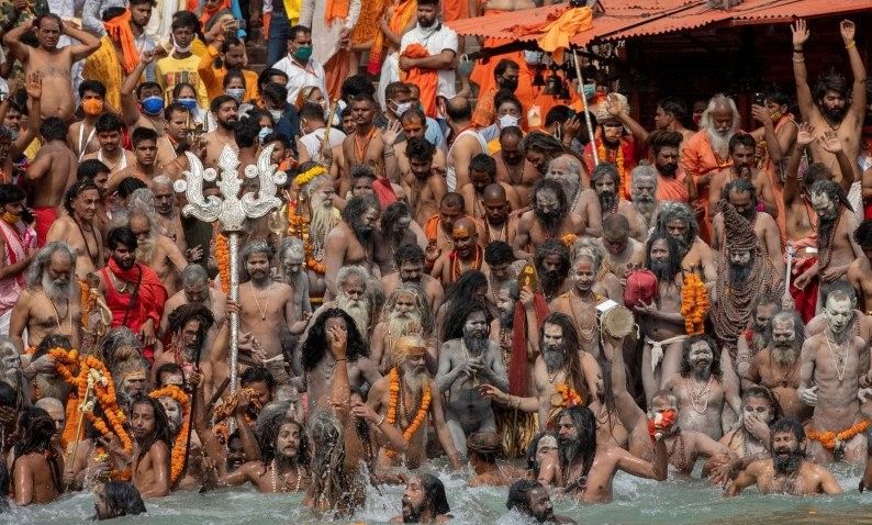 podiumnews.com-Umat Hindu Berkumpul di Sungai Gangga, India Catat Rekor Kasus COVID
