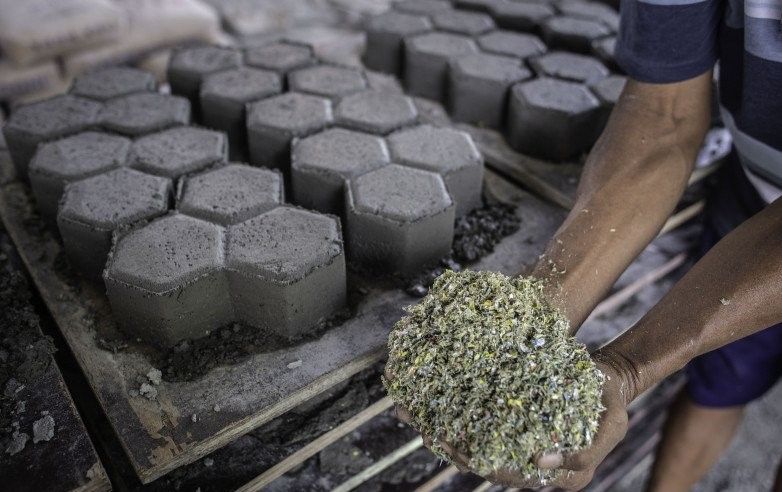 podiumnews.com-Dua Wanita Ini Ubah Sampah Plastik Jadi Bahan Bangunan